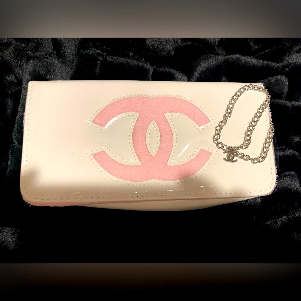 Beauty makeup item Precision item. Gorgeous